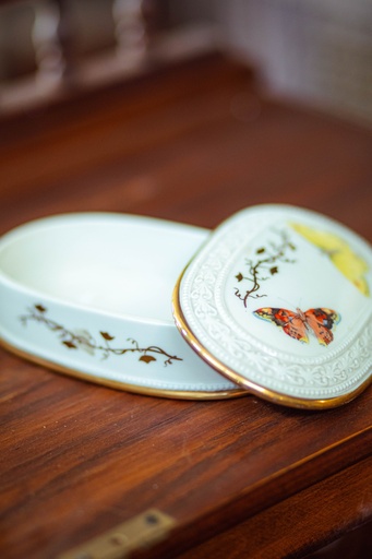 [PROD_0001675] Porcelain box signed PA