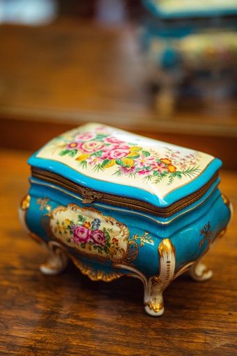 [PROD_0001677] Porcelain box signed PA